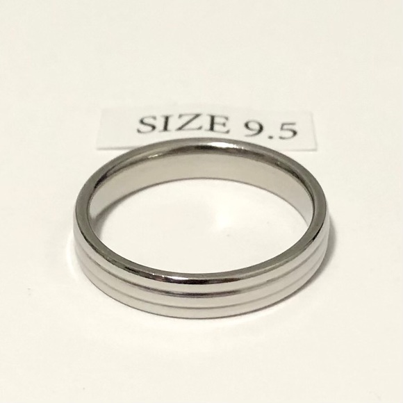 Silver Tone Ribbed Ring, Size 9.5 - Picture 2 of 4